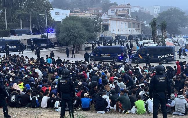 La Policía Nacional desaloja la playa del Trampolín en Ceuta