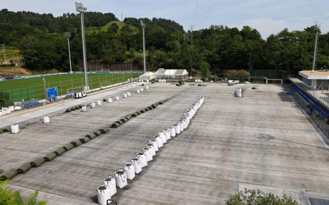 El campo Z4 sin césped, aunque ya con los tepes que colocarán en las próximas horas. / R. S.