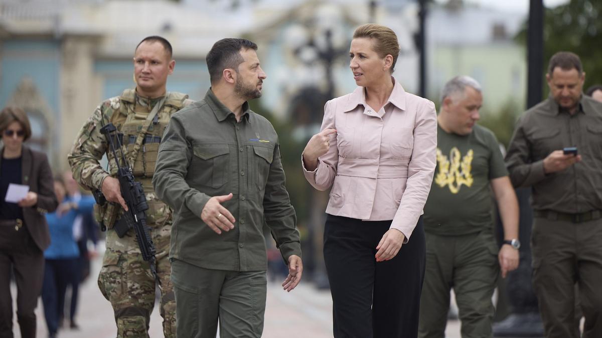 Zelenski con la primera ministra danesa, Mette Frederiksen.