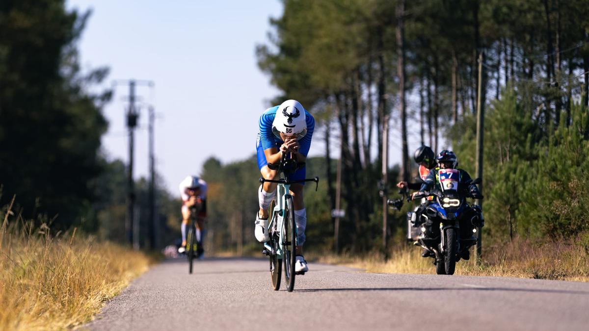 Distantzia erdiko debutan seigarren postua lortua zuen Mikelek