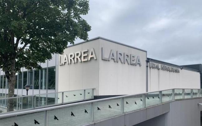 Los usuarios del polideportivo de Larrea muestran su satisfacción con el recinto municipal