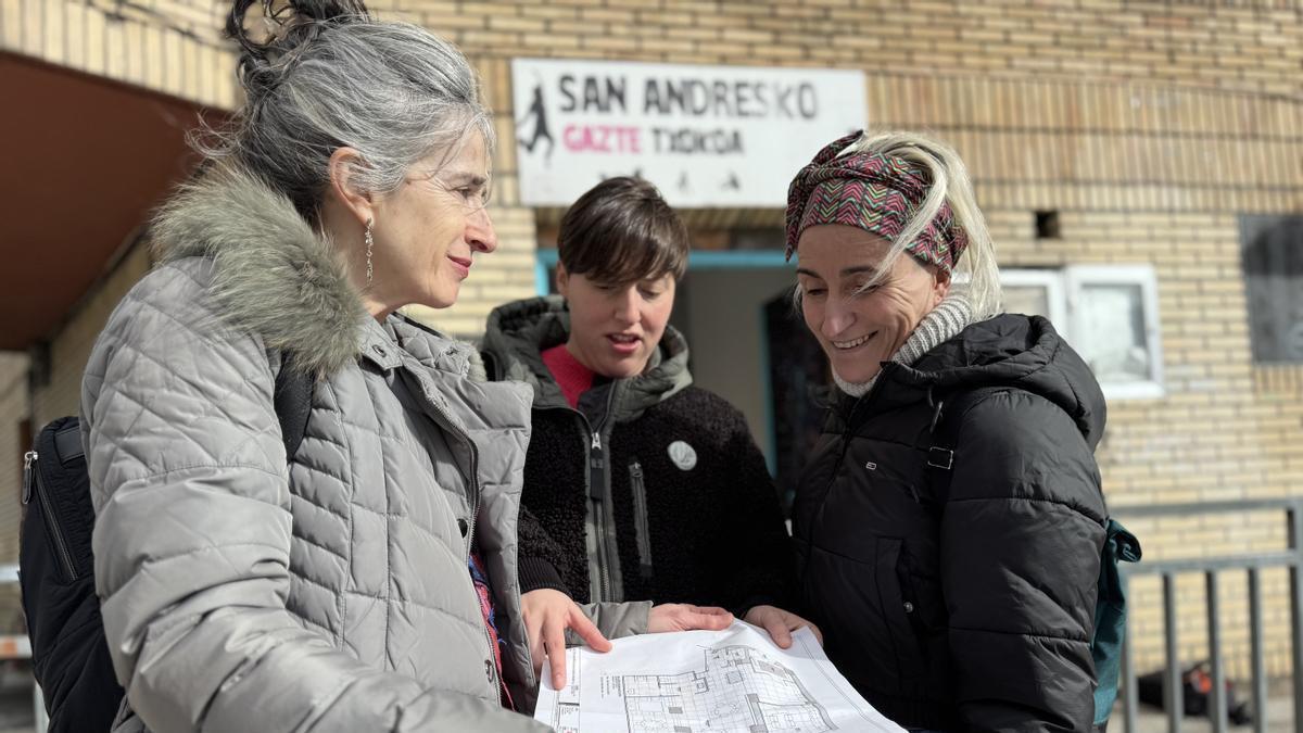La técnica de Juventud, Blanca Jauregi (primera por la izquierda), la edil Gladys Urizar (segunda) y la ténica de Obras, Servicios, Mantenimiento y Barrios, Ainara Aroma, este martes en la visita a las obras.