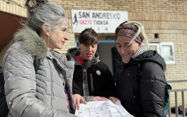 La técnica de Juventud, Blanca Jauregi (primera por la izquierda), la edil Gladys Urizar (segunda) y la ténica de Obras, Servicios, Mantenimiento y Barrios, Ainara Aroma, este martes en la visita a las obras.