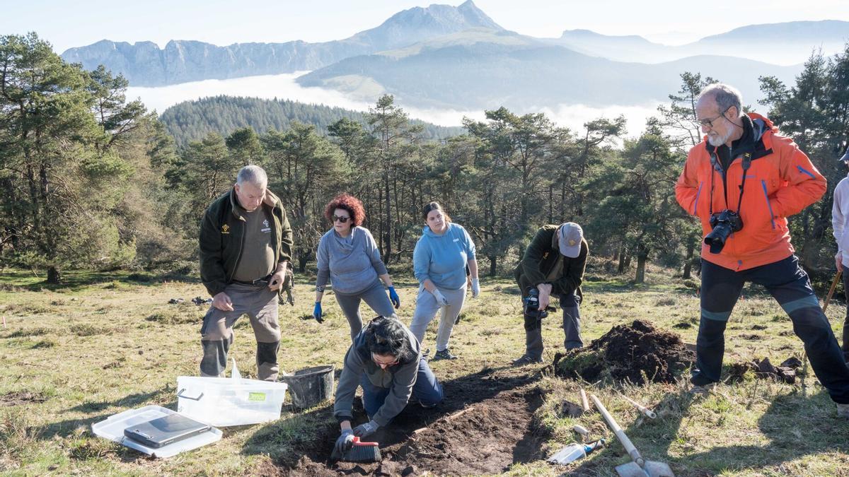 Labores de exhumación de los restos óseos de un combatiente de la Guerra Civil en el monte Saibi.