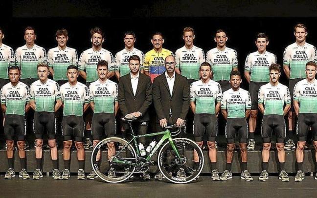 Los componentes del Caja Rural-RGA, en la presentación del equipo. | FOTO: JAVIER BERGASA