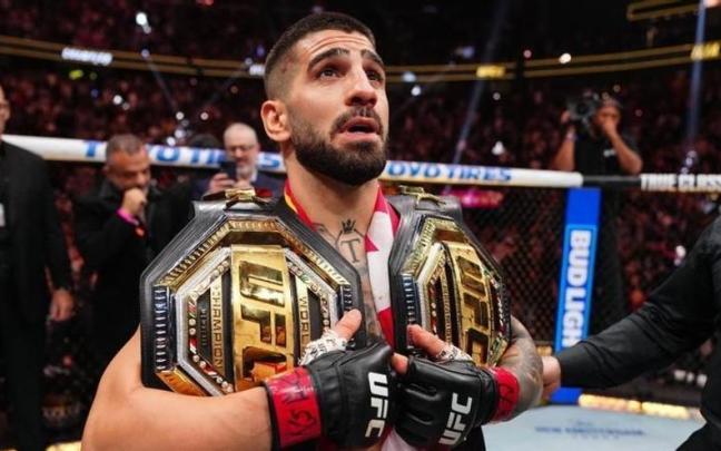 Ilia Topuria, tras noquear a Charles Oliveira en su último combate y proclamarse doble campeón mundial de la UFC.
