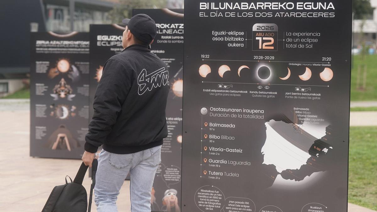 Información sobre el eclipse solar del 12 de agosto en la exposición 'El día de los dos atardeceres'.