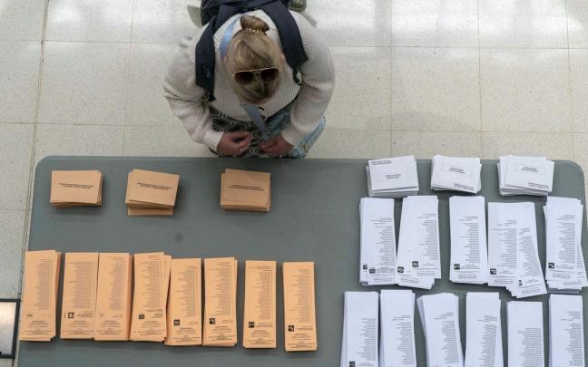 Mesa con papeletas de diferentes partidos en las elecciones municipales y forales del 28 de mayo. Mesa con papeletas de diferentes partidos en las elecciones municipales y forales del 28 de mayo.