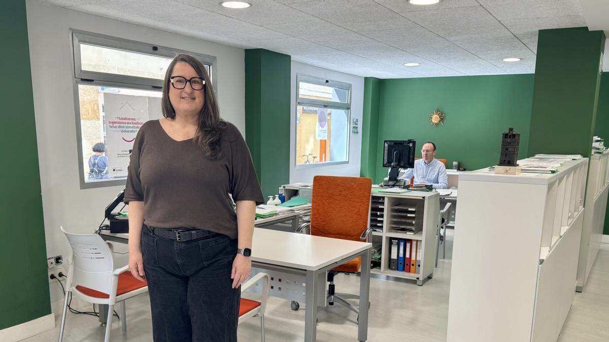 Garbiñe Oiarbide en la Oficina de Vivienda municipal de Zarautz.