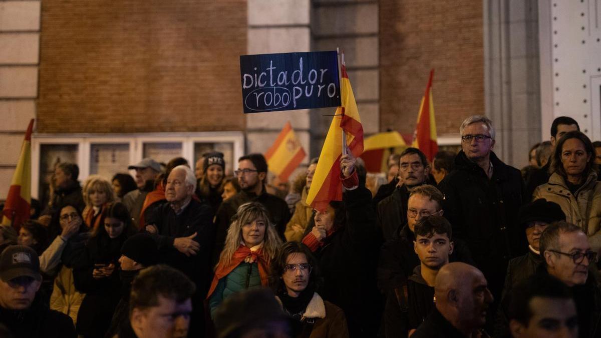 Manifestantes ante la sede del PSOE en Ferraz.