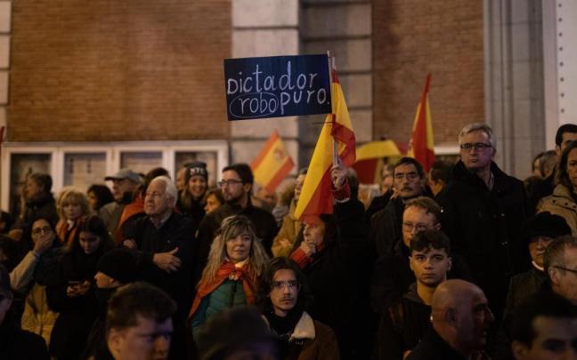 Manifestantes ante la sede del PSOE en Ferraz.