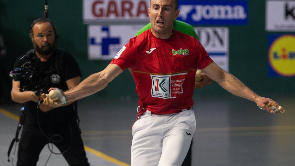 Joanes Bakaikoa gana su primer punto de la liguilla de cuartos de final del Cuatro y Medio ante Javier Zabala en Lekunberri.
