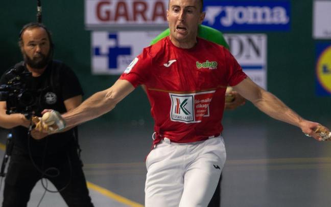 Joanes Bakaikoa gana su primer punto de la liguilla de cuartos de final del Cuatro y Medio ante Javier Zabala en Lekunberri.