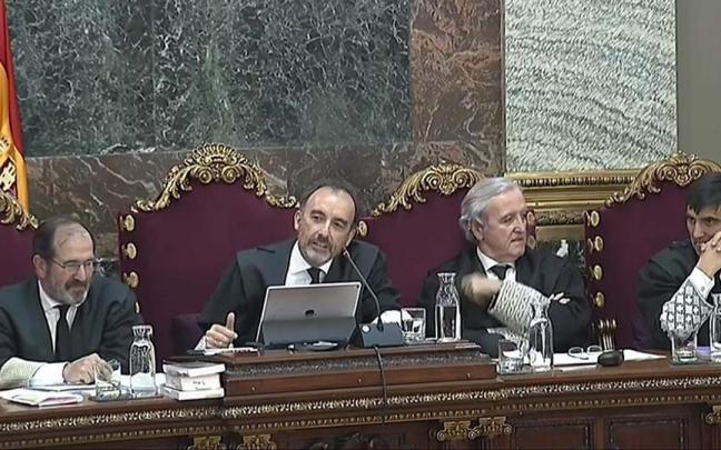 El juez Marchena, en la izquierda de la imagen, durante el juicio a los líderes del ‘procés’ en el Tribunal Supremo / EP El juez Marchena, en la izquierda de la imagen, durante el juicio a los líderes del ‘procés’ en el Tribunal Supremo