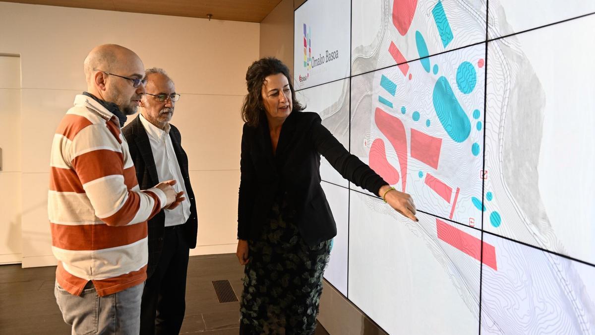 Lorea Bilbao, Fernando Bazeta y José Ibarrola han explicado la segunda fase del proyecto. | OSKAR GONZALEZ Lorea Bilbao, Fernando Bazeta y José Ibarrola han explicado la segunda fase del proyecto. | OSKAR GONZALEZ