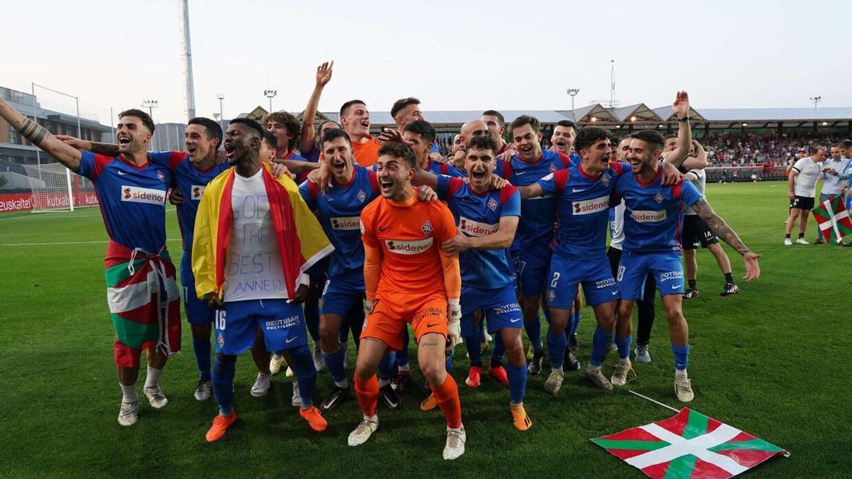 Los jugadores del Amorebieta celebran el ascenso conseguido el pasado sábado en Lezama