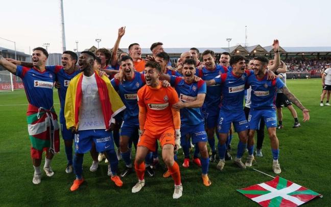 Los jugadores del Amorebieta celebran el ascenso conseguido el pasado sábado en Lezama