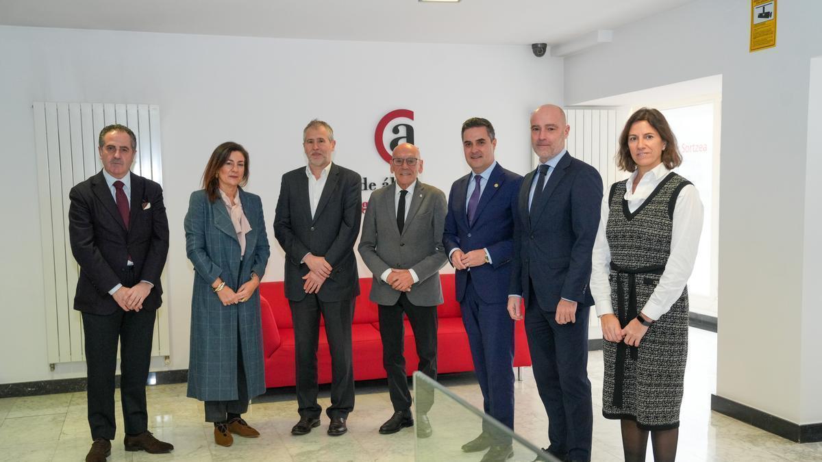 La Cámara de Comercio de Álava ha acogido una reunión entre los representantes de Eusko Ganberak y el Departamento de Industria, Transición Energética y Sostenibilidad