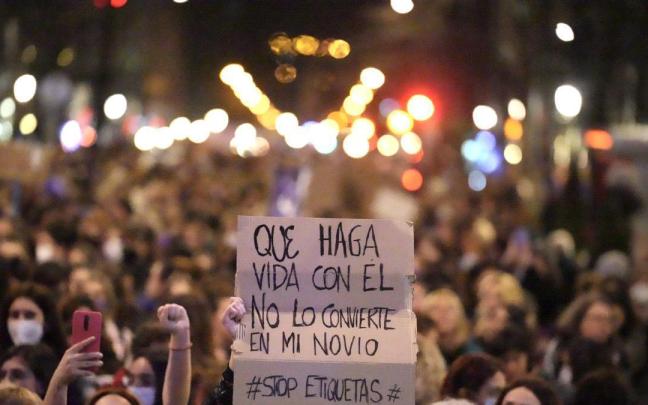 Una persona sostiene una pancarta en una manifestación por el 8M. Una persona sostiene una pancarta en una manifestación por el 8M.