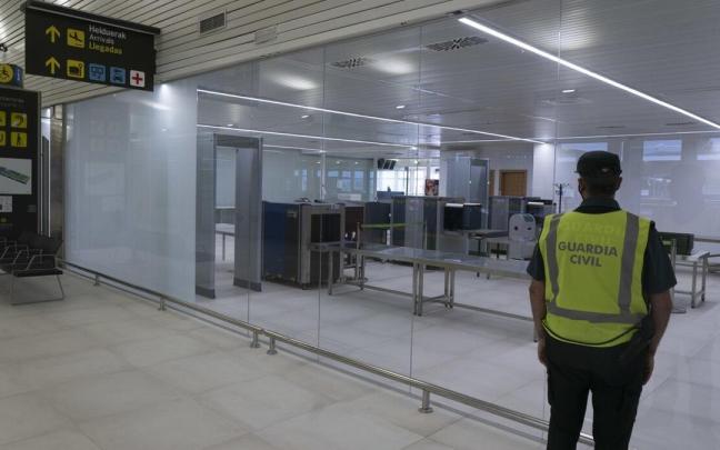 Un agente de la Guardia Civil, en un aeropuerto.