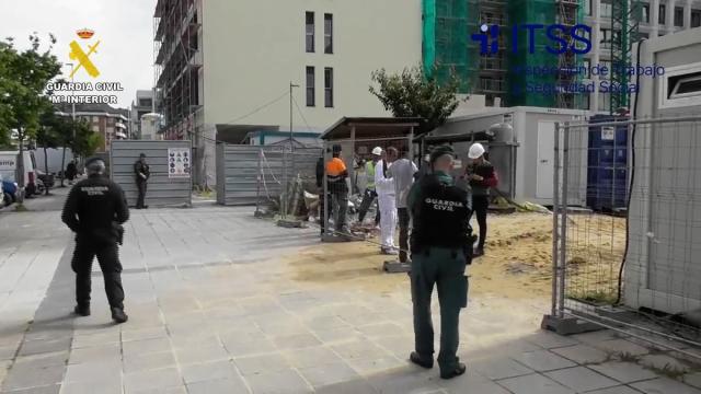 La Guardia Civil detiene a tres personas e investiga a una cuerta por explotación laboral de más de 40 obreros extranjeros en obras de Cantabria, Asturias y Euskadi