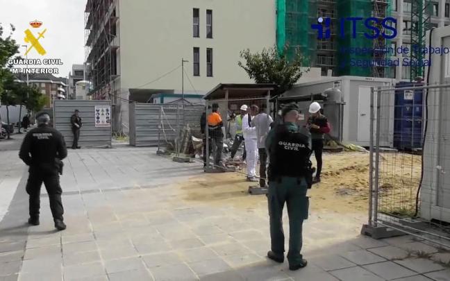 La Guardia Civil detiene a tres personas e investiga a una cuerta por explotación laboral de más de 40 obreros extranjeros en obras de Cantabria, Asturias y Euskadi