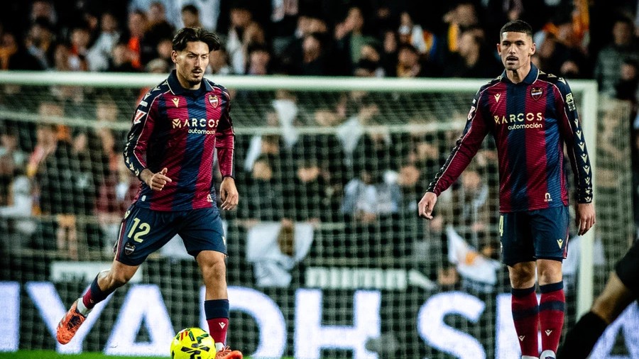 Unai Vencedor, en imagen junto a Adrián Dela ante el Valencia, causará baja en la visita del Athletic. / LEVANTE UD