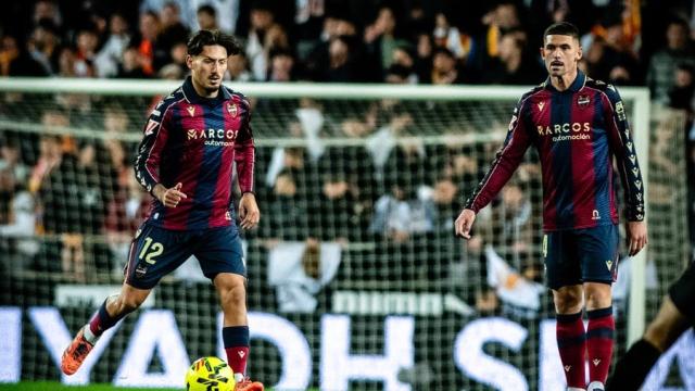 Unai Vencedor, en imagen junto a Adrián Dela ante el Valencia, causará baja en la visita del Athletic. / LEVANTE UD