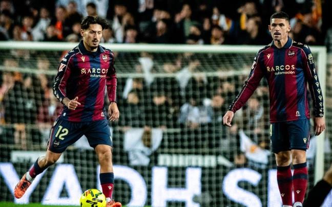 Unai Vencedor, en imagen junto a Adrián Dela ante el Valencia, causará baja en la visita del Athletic. / LEVANTE UD