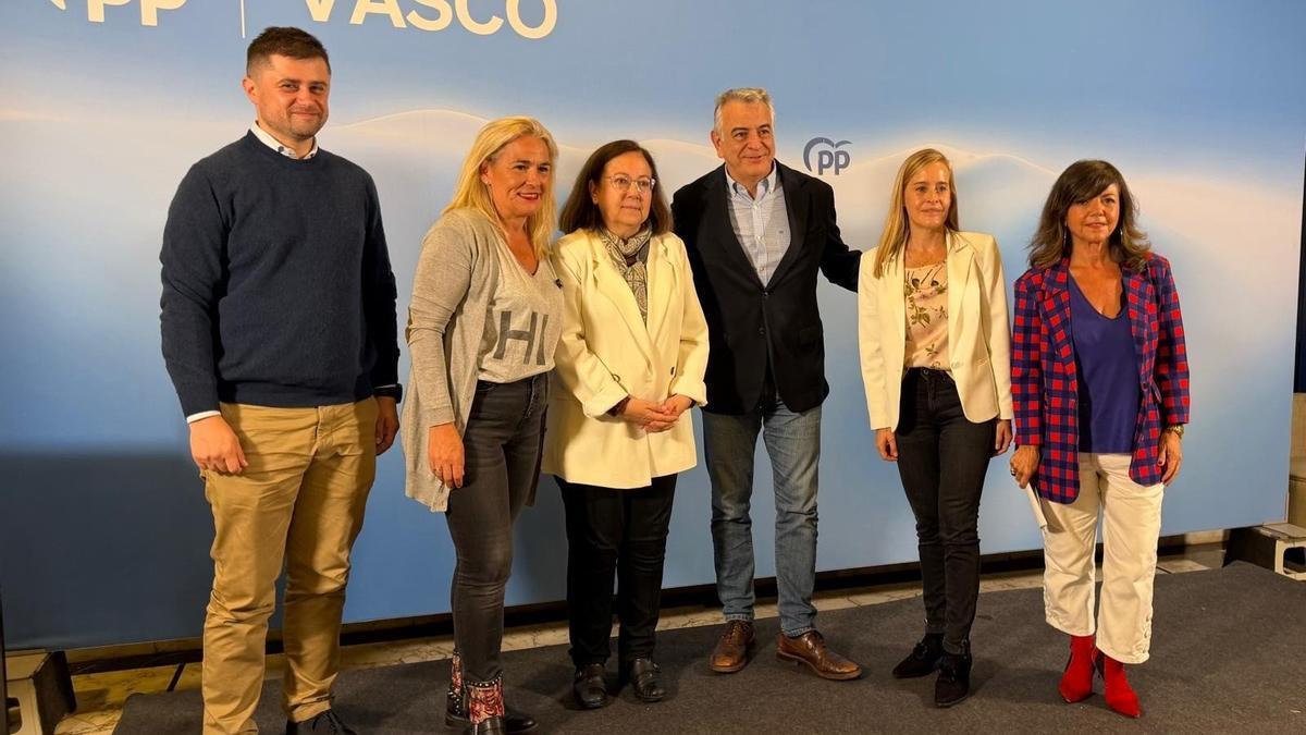 El presidente del PP de la CAV, Javier de Andrés, junto a Amaya Fernández
