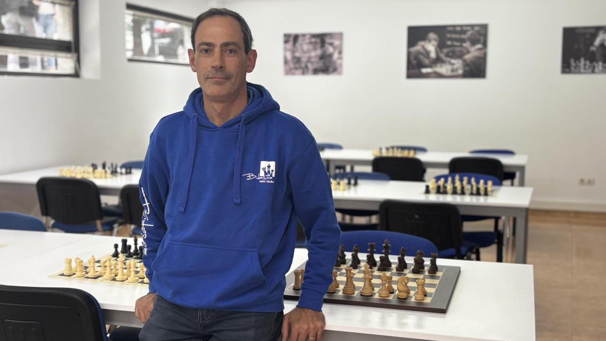 Carlos Pascual, presidente del Club y director del Open, en la sede de Bidasoa Xake Kluba.