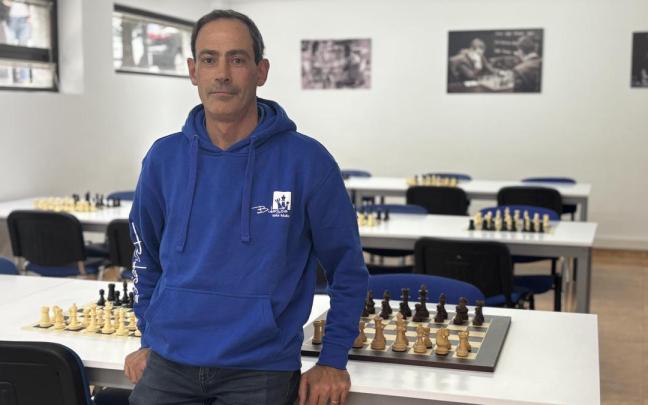 Carlos Pascual, presidente del Club y director del Open, en la sede de Bidasoa Xake Kluba.