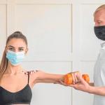 Una mujer durante una sesión de fisioterapia.