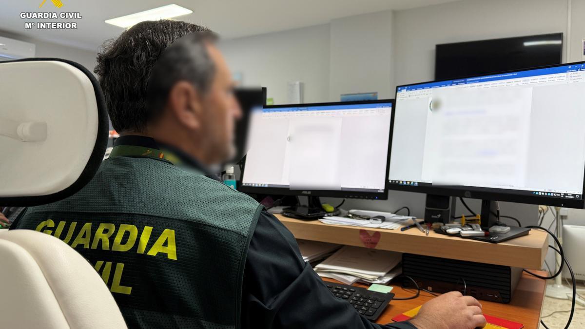 Agente de la Guardia Civil visionando varias pantallas