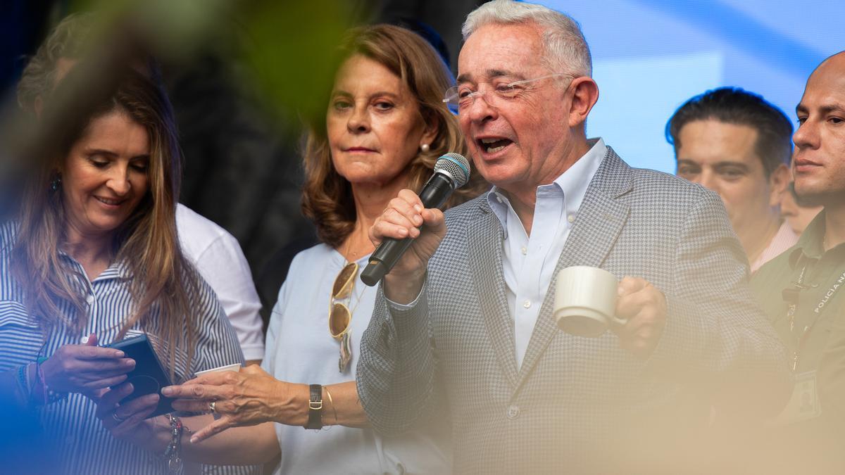 Uribe en un acto electoral en apoyo a Paloma Valencia, en mayo pasado.