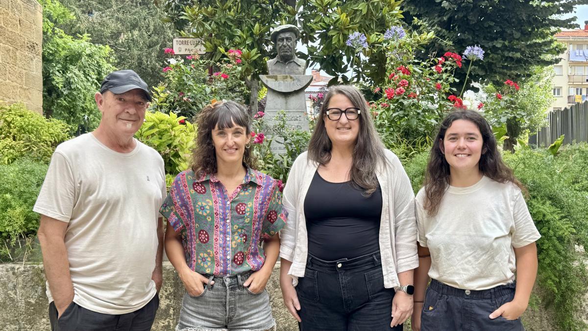 Andoni Egaña, miembro del jurado, Uxue Alberdi, ganadora, Garbiñe Oiarbide, concejala, y Uxue Alkorta, miembro del jurado.
