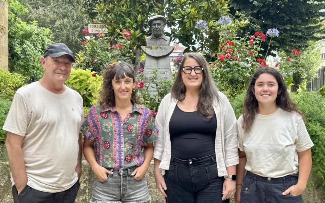 Andoni Egaña, miembro del jurado, Uxue Alberdi, ganadora, Garbiñe Oiarbide, concejala, y Uxue Alkorta, miembro del jurado.