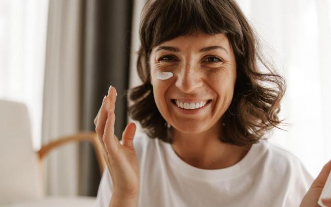 ¿Por qué no deberías reutilizar el protector solar del año pasado, según los expertos?