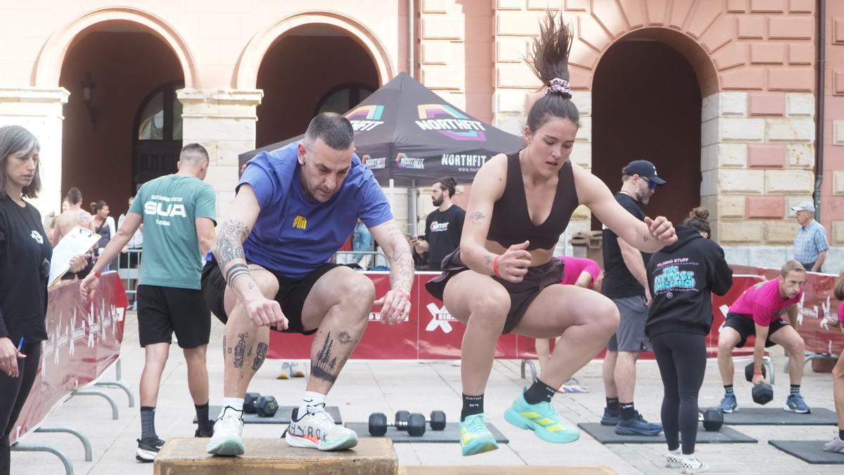 Los participantes han afrontado una prueba con mancuernas y el salto de cajas en la primera de las seis estaciones que ha tenido que completar.