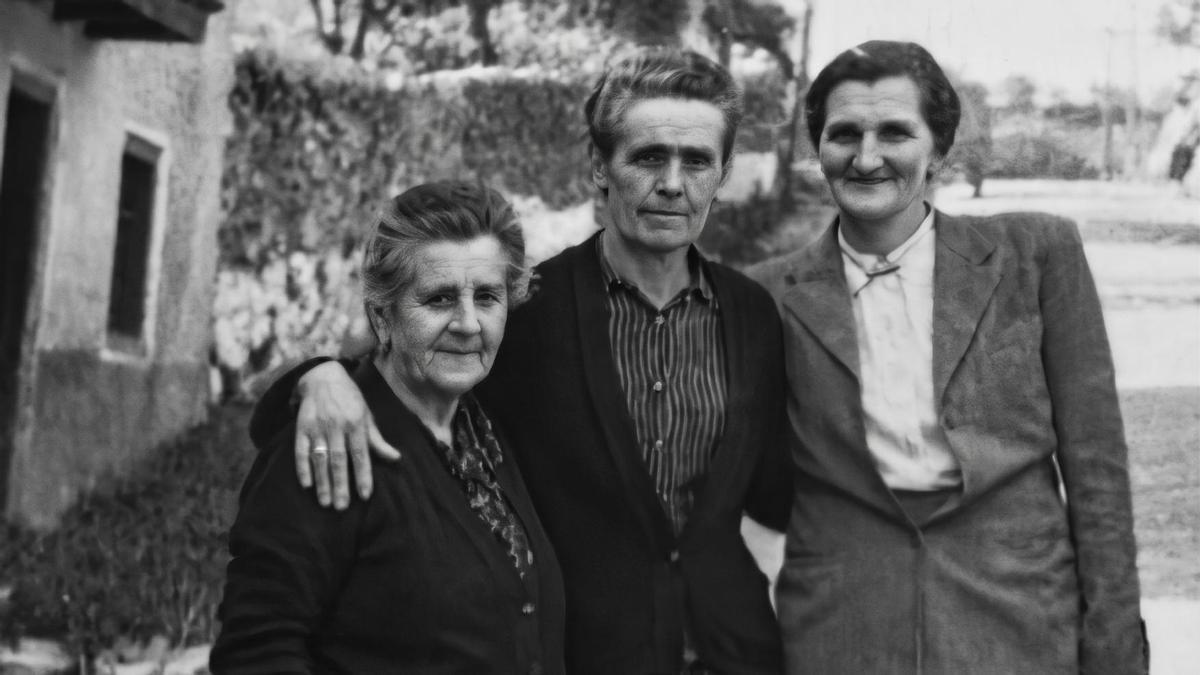 'Juanita Bermio', a la izda., era dueña de una taberna y tienda en Sukarrieta.