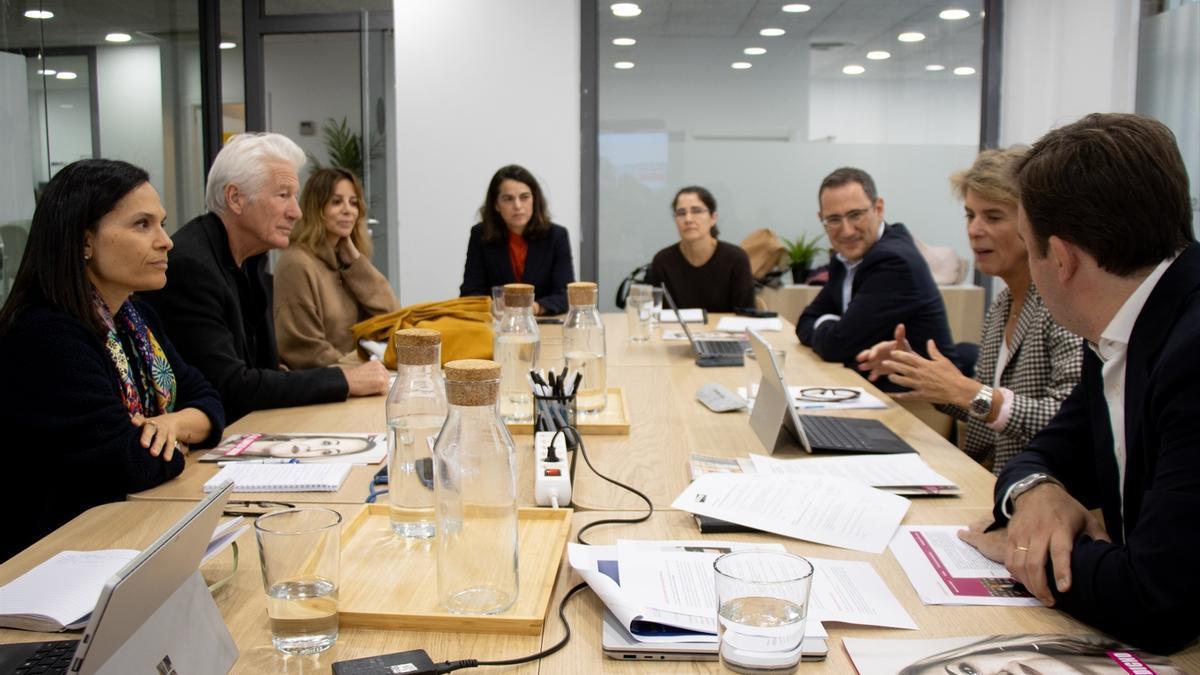 Richard Gere (2i) y Alejandra Silva (3i) se han incorporado al Patronato de la fundación Hogar Sí.