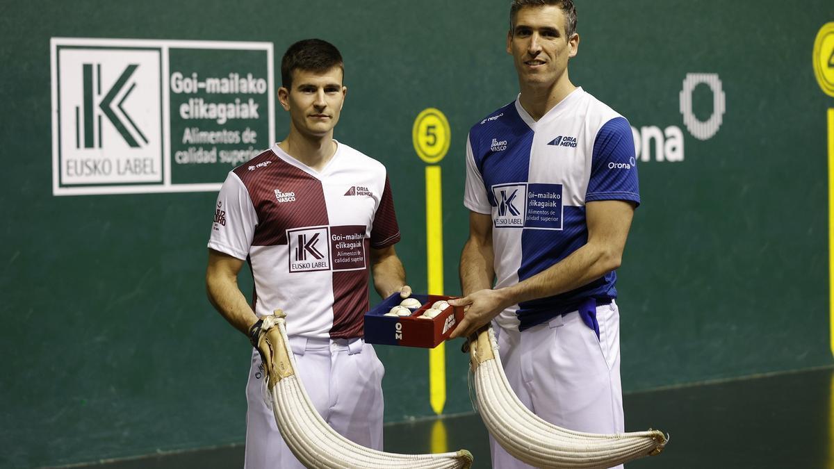 Imanol Ansa y Javier Urriza eligen material para la semifinal del Individual de remonte en Galarreta.