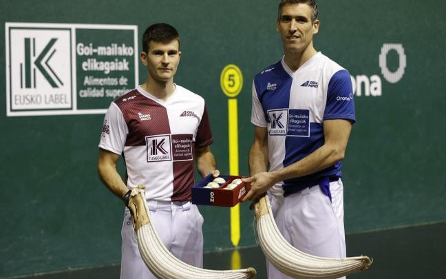 Imanol Ansa y Javier Urriza eligen material para la semifinal del Individual de remonte en Galarreta. / Maialen Andrés Imanol Ansa y Javier Urriza eligen material para la semifinal del Individual de remonte en Galarreta.