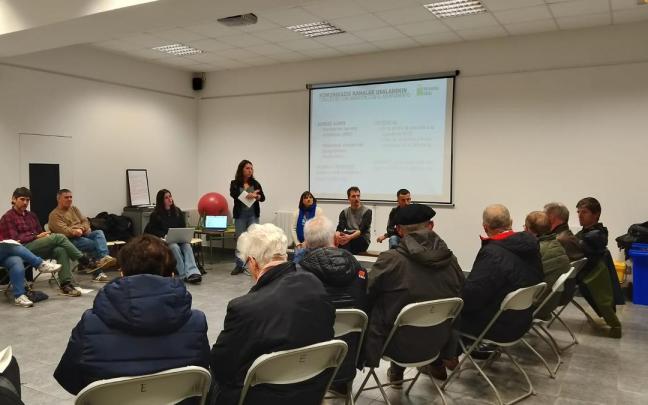 Una reunión con el vecindario de Hernani.