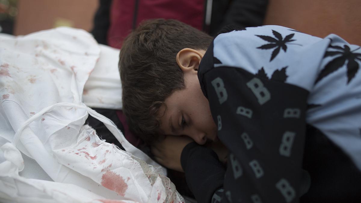 Un niño llora la muerte de su padre tras el fin de la tregua en Gaza.
