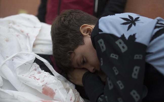 Un niño llora la muerte de su padre tras el fin de la tregua en Gaza.