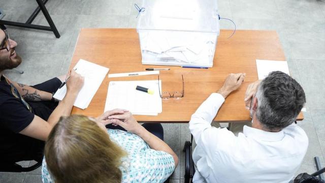 Imagen de una mesa electoral.