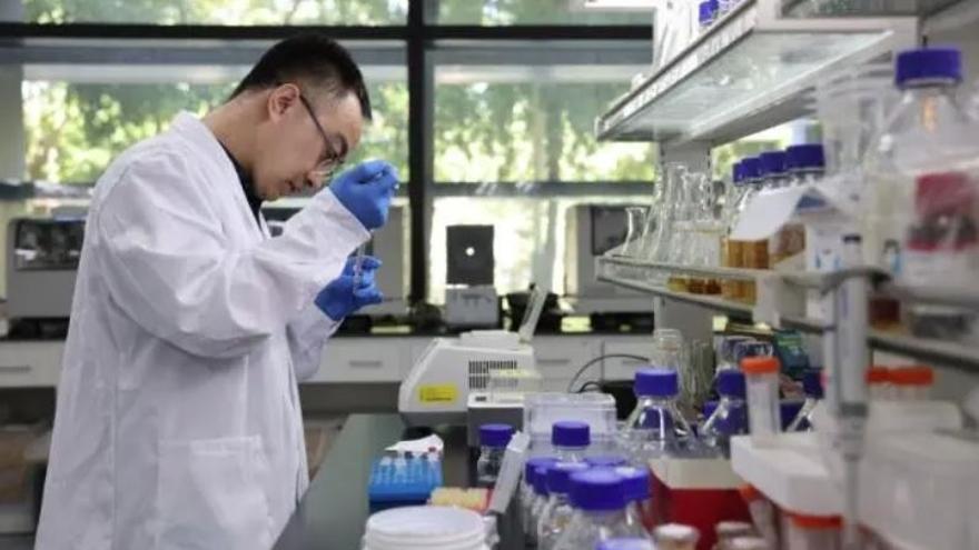 Un investigador realizando un experimento en un laboratorio de Tianjin.