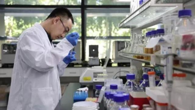 Un investigador realizando un experimento en un laboratorio de Tianjin.