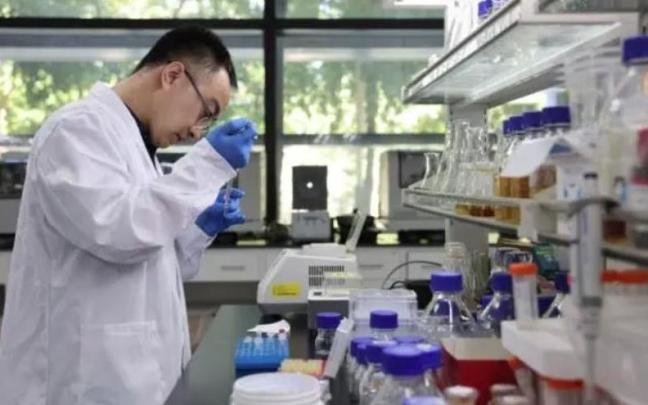 Un investigador realizando un experimento en un laboratorio de Tianjin.